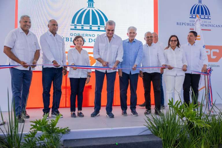 Presidente Abinader entrega calles asfaltadas en distintos sectores de Baní