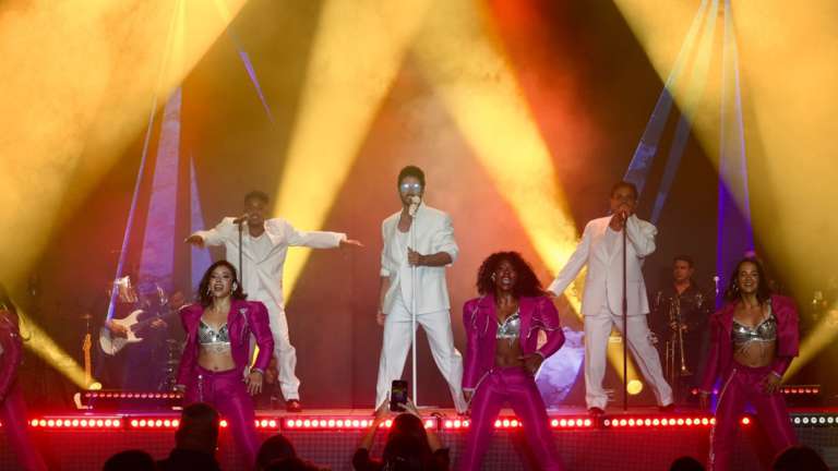 Manny Cruz abarrota el Teatro La Fiesta con gran espectáculo «2080»