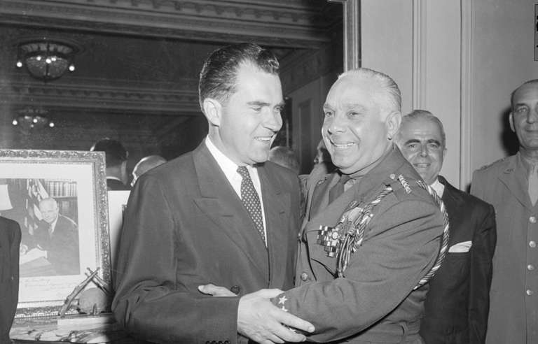 ¡Un Fotógrafo pisa al vicepresidente de EEUU cuando visita a República Dominicana!