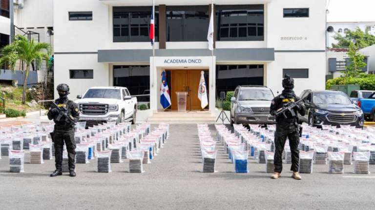Nombres claves y armas en jipeta abandonada revelan red detrás de 1.4 toneladas de droga en San Pedro