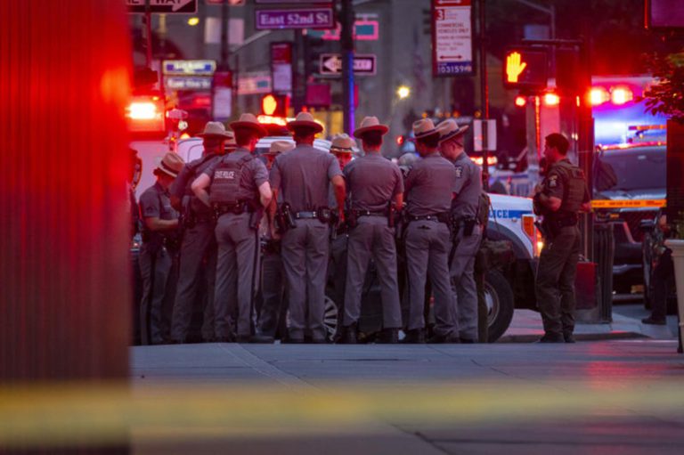 Tiroteo en torre de oficinas en Nueva York: cuatro muertos y un policía entre las víctimas