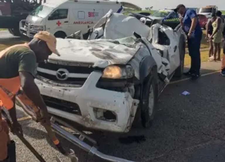Dos muertos y cuatro heridos en trágico accidente en la Autopista del Coral