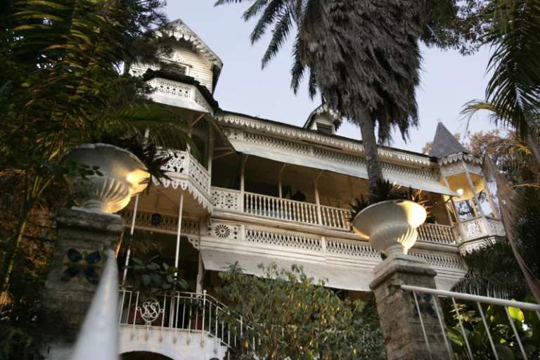 Se incendia el legendario Hotel Oloffson en Puerto Príncipe: símbolo histórico reducido a cenizas