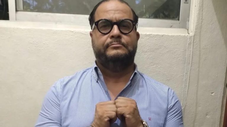 Policía detiene a Aquiles Jiménez por portar placa oficial no registrada y chaleco antibalas