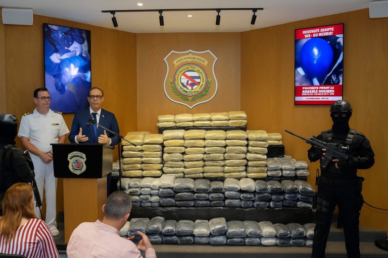 Golpes simultáneos al narcotráfico: DNCD incauta marihuana en Baní y cocaína en Puerto Caucedo