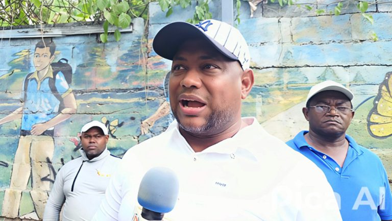 Exalcalde Reyes Suberví lamenta abandono de obras y deterioro urbano en La Caleta, pese a millonario contrato entre AERODOM y el Estado.