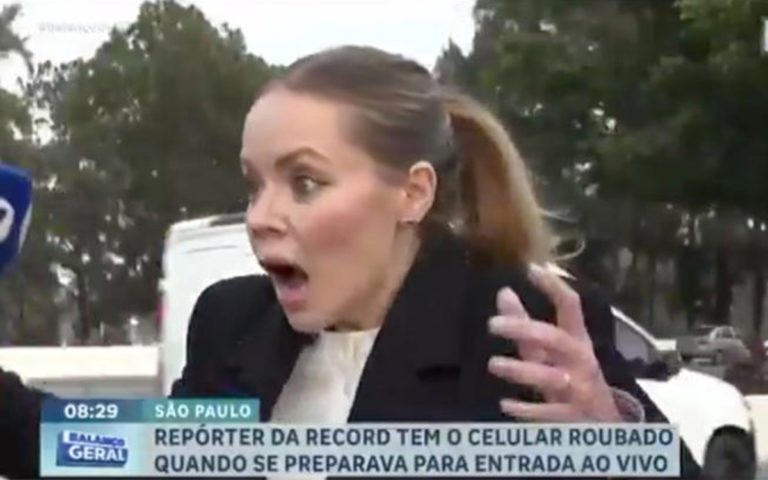 Vea como tumban celular a reportera brasileña mientras estaba en el aire, frente a centro de detención en São Paulo