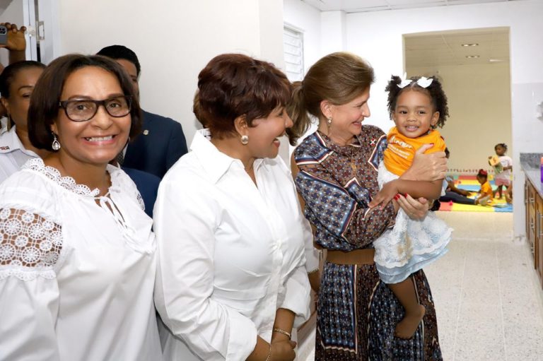 Vicepresidenta Raquel Peña y directora del INAIPI, Josefa Castillo reafirman compromiso con la primera infancia en Guerra