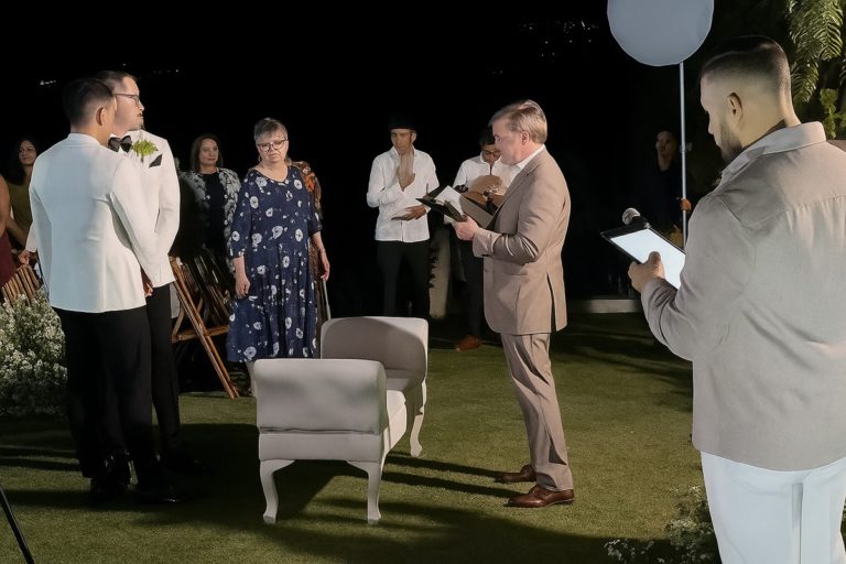 Ex exembajador, homosexual Wally Brewster, simula matrimonio gay en Santiago