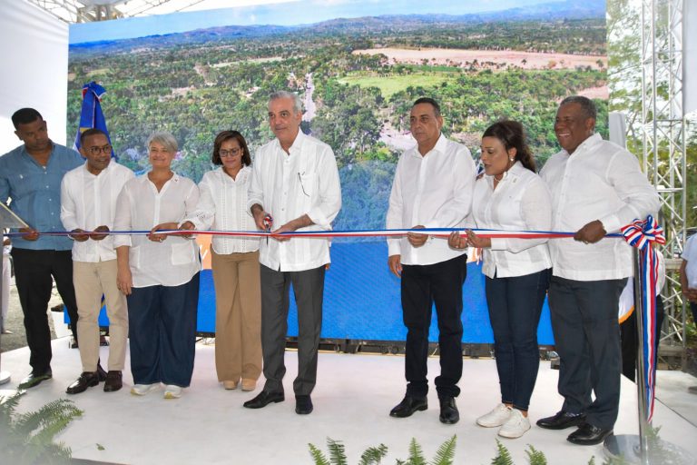 Presidente Abinader entrega la carretera Bayaguana–El Puerto, eje clave de integración regional