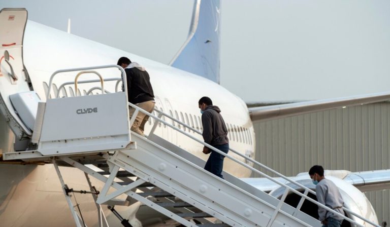 EE.UU. deporta a dominicano acusado de delitos graves tras más de dos décadas con orden de expulsión