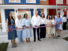 ABINADER Y XIOMARA GUANTE INAUGURAN CAIPI REPÚBLICA DE COLOMBIA PARA ATENDER A 250 NIÑOS