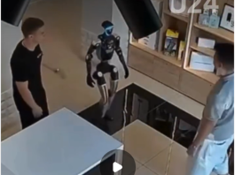 Un robot «se quilló» porque lo empujaron y le tiró patadas a tres hombres, hubo que desconectarlo.