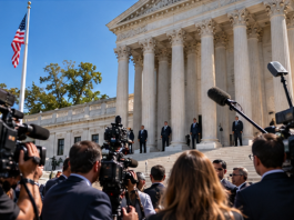 REVÉS JUDICIAL PARA TRUMP: JUEZ ORDENA MANTENER EL ACCESO DE TRES MEDIOS A LA CASA BLANCA Y CUESTIONA EL VETO PRESIDENCIAL